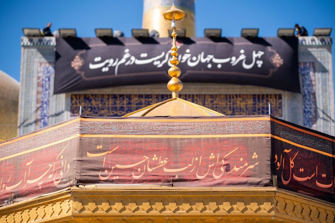 تعویض کتیبه ایوان طلا حرم امام‌رضا(ع) هم‌زمان با فرارسیدن اربعین حسینی + فیلم و تصاویر