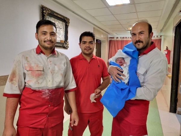 تولد نوزاد عجول در آمبولانس هلال‌احمر قوچان + عکس (۱ شهریور ۱۴۰۳)