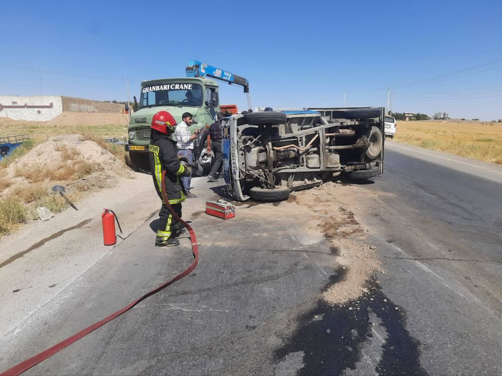 واژگونی خودرو نیسان در تپه سلام مشهد واژگونی خودرو نیسان در تپه سلام مشهد