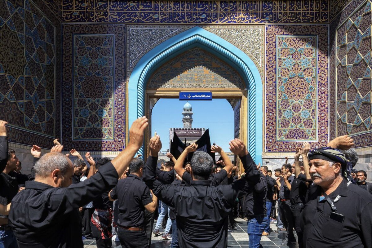 اشک ماتم زائران حرم مطهر رضوی در سالروز رحلت پیامبر مهربانی‌ها(ص) و شهادت کریم اهل بیت(ع) + فیلم