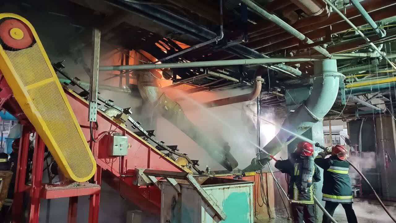 آتشسوزی کارخانه چینی در شهرک صنعتی توس آتشسوزی کارخانه چینی در شهرک صنعتی توس