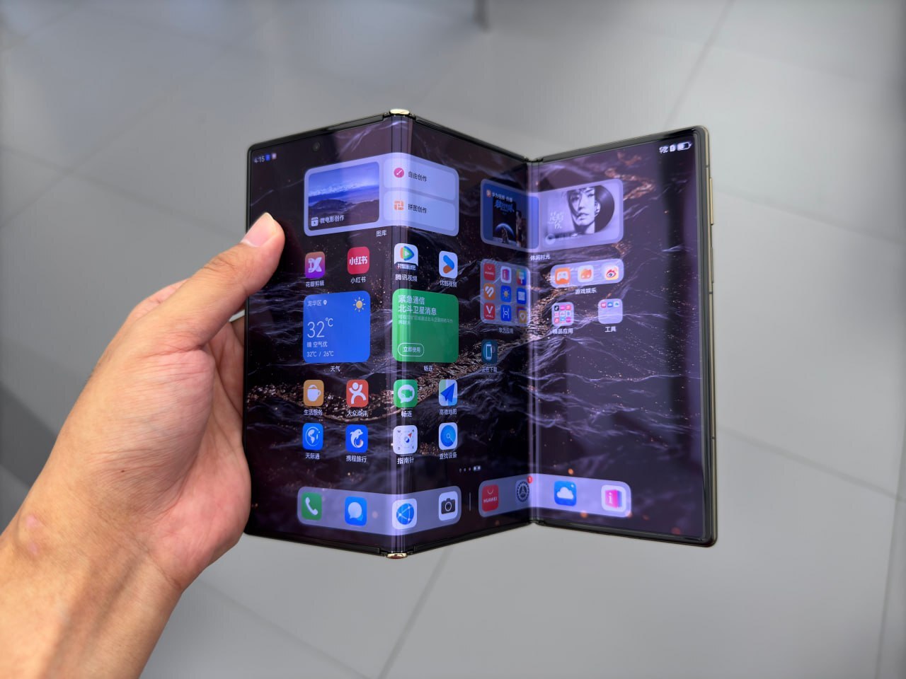 معرفی هوآوی میت XT، اولین گوشی تاشدنی سه تیکه جهان + قیمت و ویدئو معرفی هوآوی میت XT، اولین گوشی تاشدنی سه تیکه جهان + قیمت و ویدئو