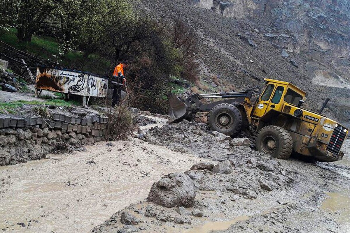 جاده هراز به‌علت آبگرفتگی مسدود شده بود اما با تلاش راهداران بازگشایی شد و تردد هم‌اکنون برقرار است.