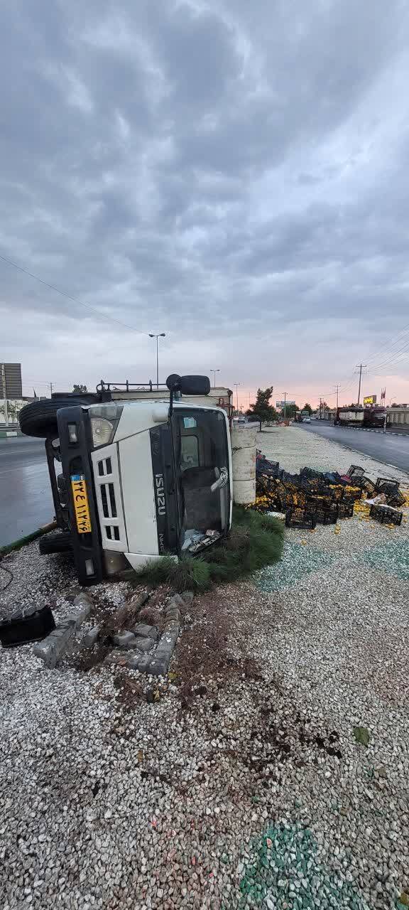 واژگونی کامیون نارنگی و نشت گازوییل در بزرگراه پیامبر اعظم مشهد(۲۶ شهریور ۱۴۰۳) واژگونی کامیون نارنگی و نشت گازوییل در بزرگراه پیامبر اعظم مشهد(۲۶ شهریور ۱۴۰۳)