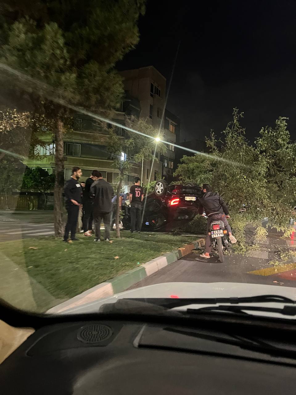 واژگونی خودرو پژو ۲۰۷ در خیابان ارشاد مشهد+ تصاویر واژگونی خودرو پژو ۲۰۷ در خیابان ارشاد مشهد+ تصاویر