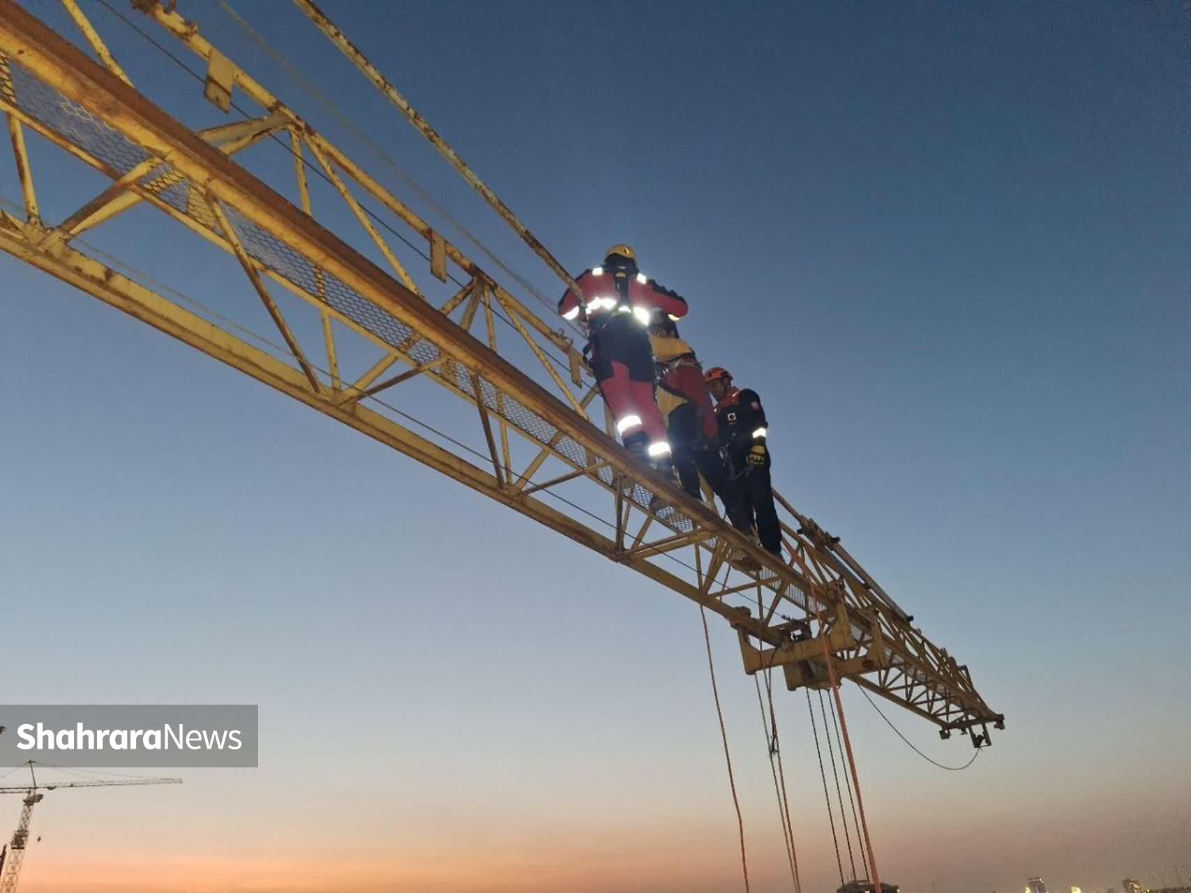 عملیات حساس آتشنشانان مشهدی برای نجات جان شهروند معلق در ارتفاع ۳۵ متری(۲۷ شهریور ۱۴۰۳) عملیات حساس آتشنشانان مشهدی برای نجات جان شهروند معلق در ارتفاع ۳۵ متری(۲۷ شهریور ۱۴۰۳)