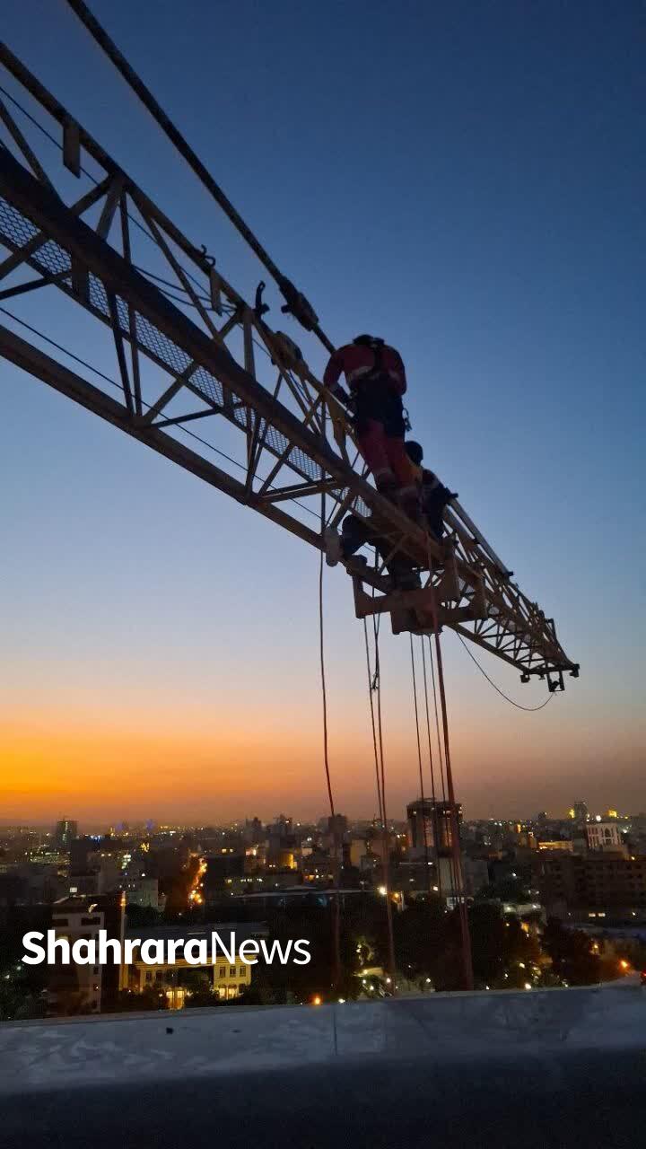 عملیات حساس آتشنشانان مشهدی برای نجات جان شهروند معلق در ارتفاع ۳۵ متری+عکس(۲۷ شهریور ۱۴۰۳) عملیات حساس آتشنشانان مشهدی برای نجات جان شهروند معلق در ارتفاع ۳۵ متری+عکس(۲۷ شهریور ۱۴۰۳)