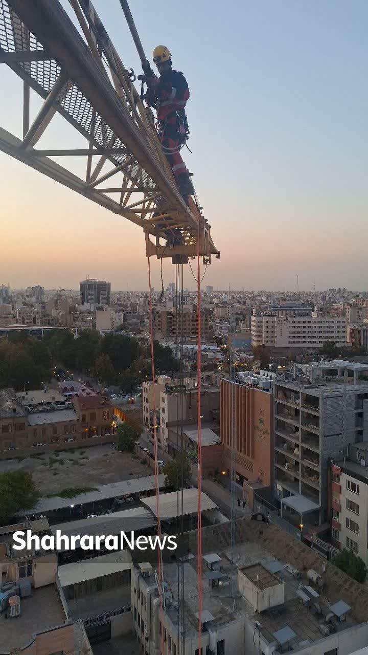 عملیات حساس آتشنشانان مشهدی برای نجات جان شهروند معلق در ارتفاع ۳۵ متری+عکس(۲۷ شهریور ۱۴۰۳) عملیات حساس آتشنشانان مشهدی برای نجات جان شهروند معلق در ارتفاع ۳۵ متری+عکس(۲۷ شهریور ۱۴۰۳)