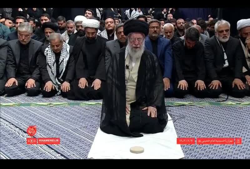 عزاداری هیئت‌های دانشجویی در حسینیه امام خمینی (ره) با حضور رهبر معظم انقلاب + فیلم