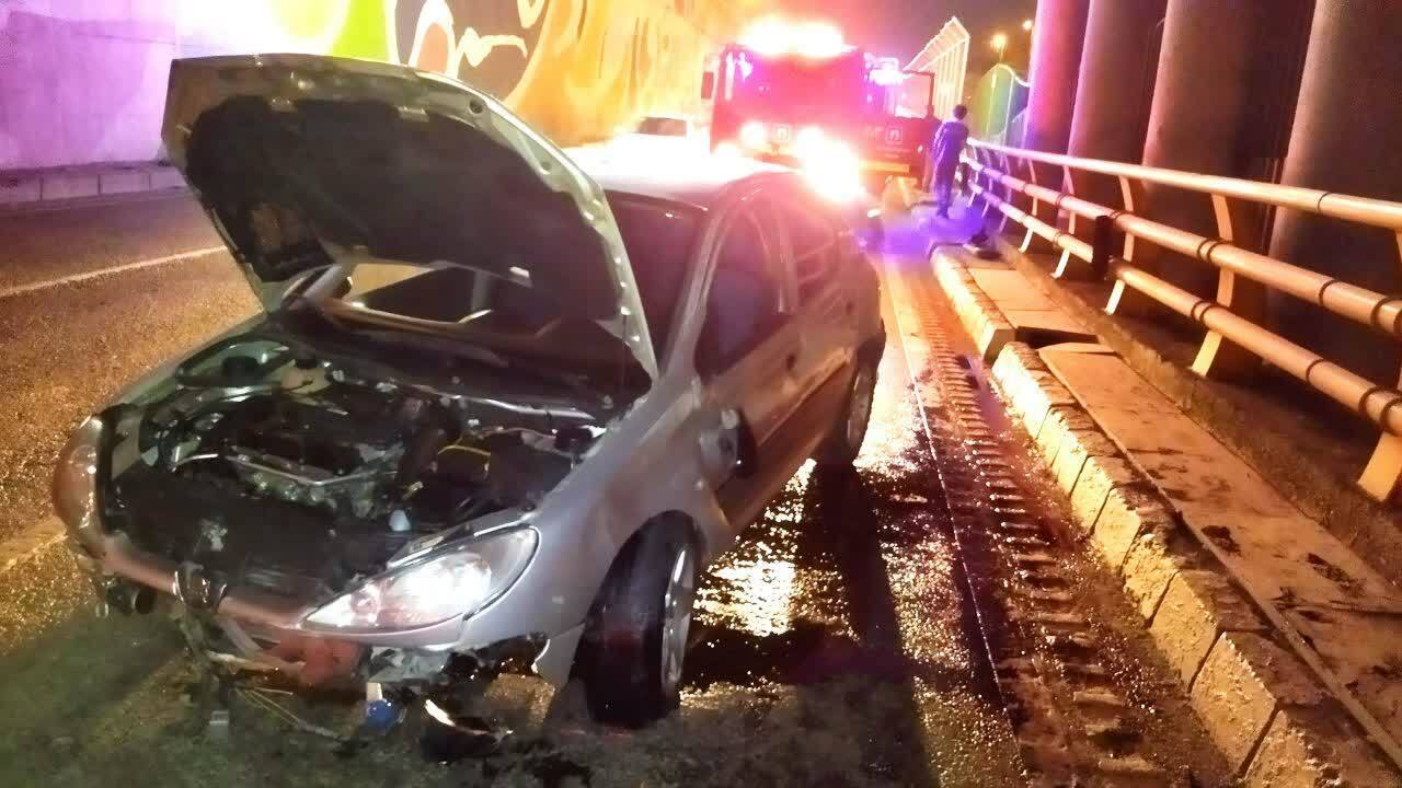 واژگونی پژو ۲۰۶ در میدان آزادی مشهد (۶ شهریور ۱۴۰۳) واژگونی پژو ۲۰۶ در میدان آزادی مشهد (۶ شهریور ۱۴۰۳)