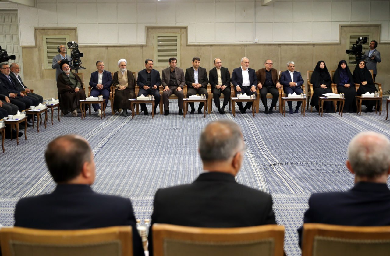 دیدار رئیس جمهور و اعضای هیئت دولت چهاردهم با رهبر معظم انقلاب | آیت‌الله خامنه‌ای: رئیس‌جمهور برای انتخاب وزیران با من مشورت کردند|حتماً به میان مردم و به سفر‌های استانی بروید+ فیلم و عکس