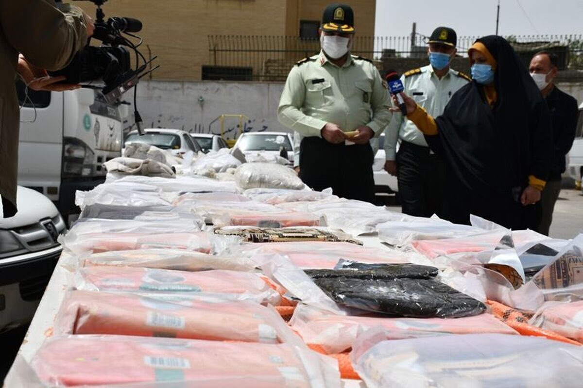 ویدئویی از دستگیری قاچاقچی مواد مخدر و کشف ۱۳۰ کیلو مواد افیونی در عملیات ضربتی ماموران پلیس مبارزه با مواد مخدر اصفهان
