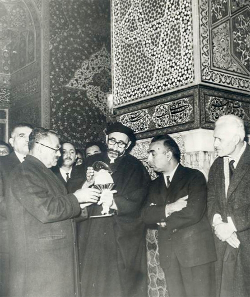 زینت ارادت بر ضریح دوست