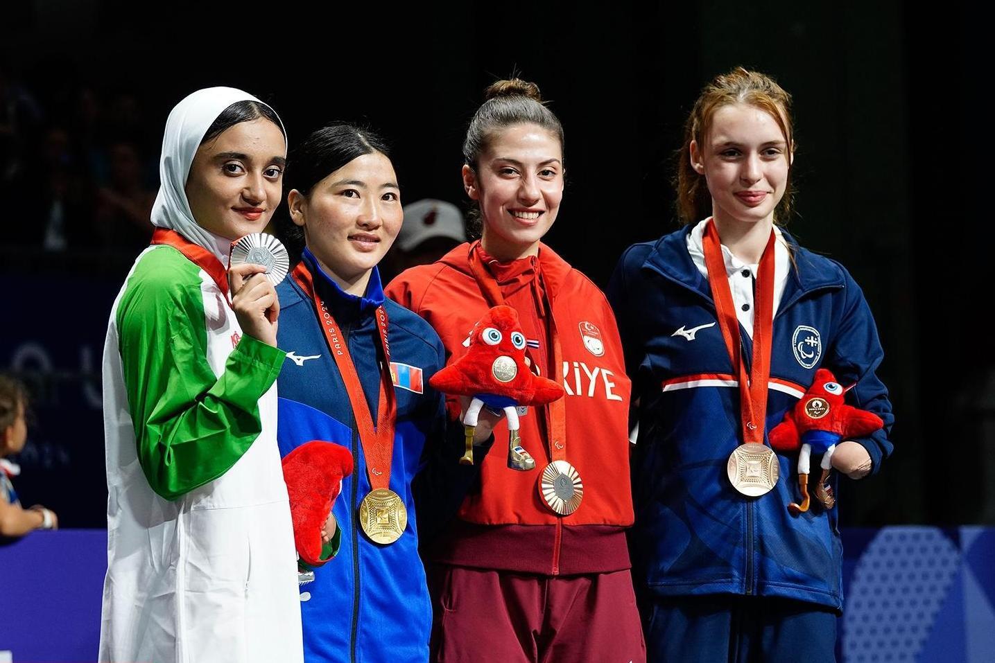 اهدای مدال نقره زهرا رحیمی، تکواندوکار پارالمیپکی ایران در پاریس توسط جکیچان + عکس و ویدئو (۹ شهریور ۱۴۰۳) اهدای مدال نقره زهرا رحیمی، تکواندوکار پارالمیپکی ایران در پاریس توسط جکیچان + عکس و ویدئو (۹ شهریور ۱۴۰۳)