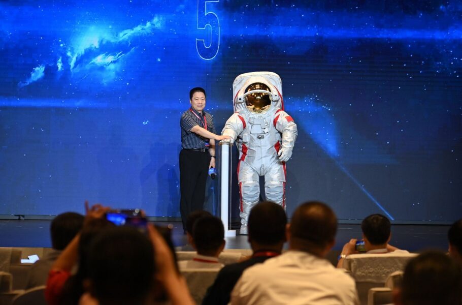 لباس فضانوردی چین برای فرود روی ماه رونمایی شد + ویدئو لباس فضانوردی چین برای فرود روی ماه رونمایی شد + ویدئو