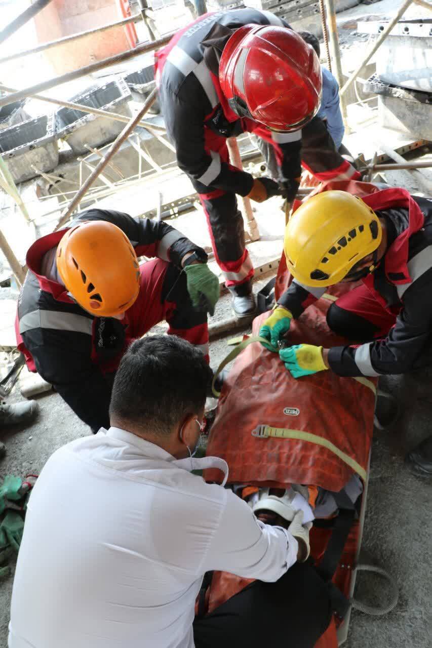 سقوط کارگر جوان از ارتفاع در مشهد (۱۴ مهر ۱۴۰۳) سقوط کارگر جوان از ارتفاع در مشهد (۱۴ مهر ۱۴۰۳)