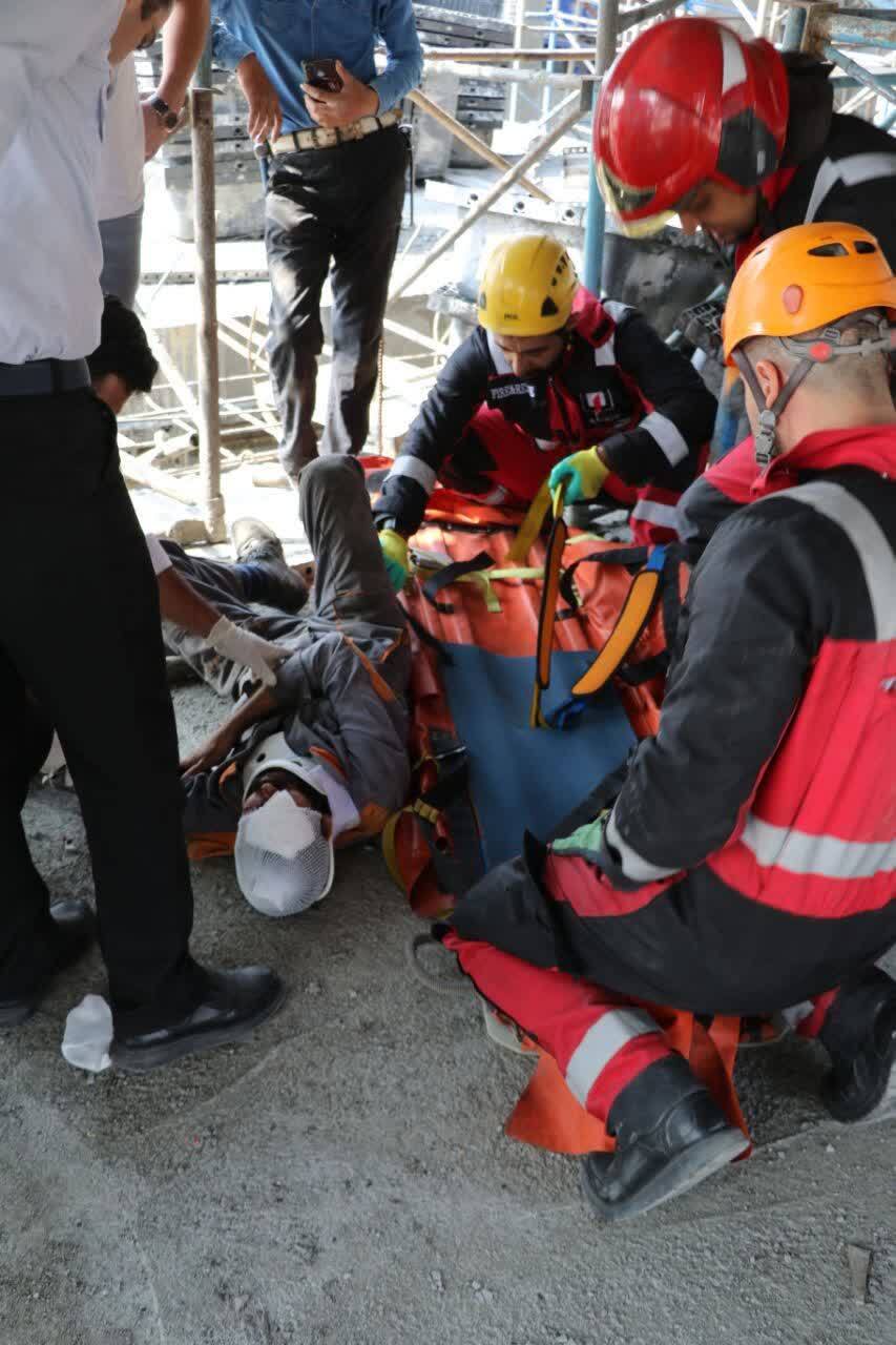 سقوط کارگر جوان از ارتفاع در مشهد (۱۴ مهر ۱۴۰۳) سقوط کارگر جوان از ارتفاع در مشهد (۱۴ مهر ۱۴۰۳)