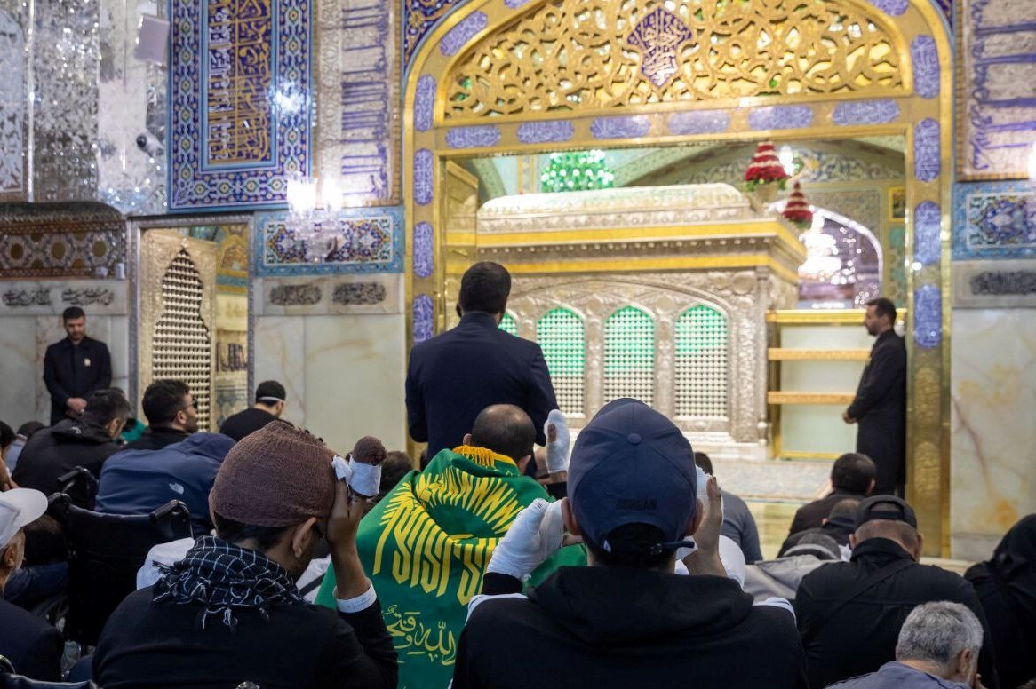 تشرف جمعی از رزمندگان و جانبازان حوادث اخیر حزب‌الله لبنان به حرم امام رضا (ع) + تصاویر