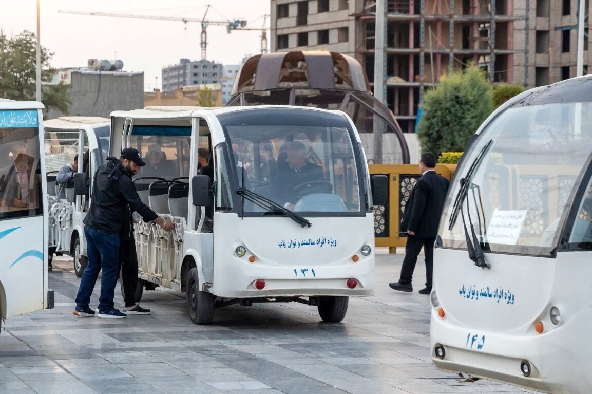 تشرف جمعی از رزمندگان و جانبازان حوادث اخیر حزب‌الله لبنان به حرم امام رضا (ع) + تصاویر
