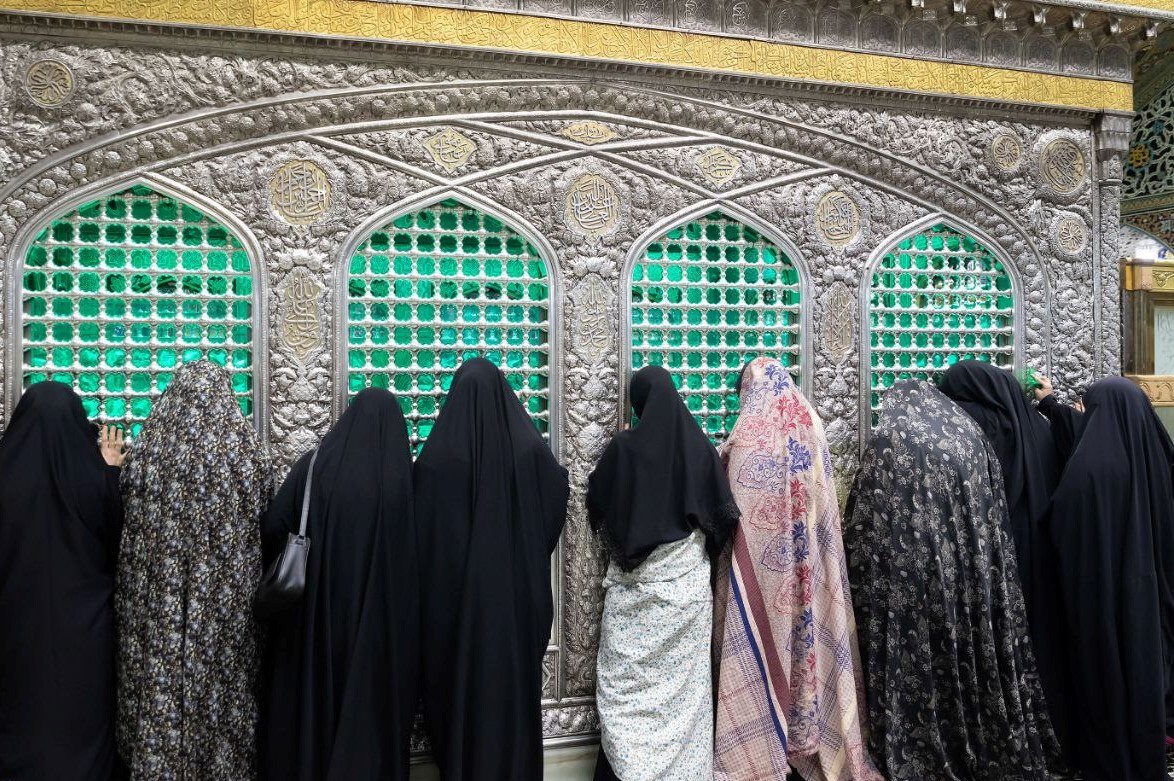 تشرف جمعی از رزمندگان و جانبازان حوادث اخیر حزب‌الله لبنان به حرم امام رضا (ع) + تصاویر