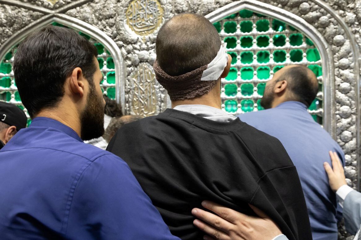 تشرف جمعی از رزمندگان و جانبازان حوادث اخیر حزب‌الله لبنان به حرم امام رضا (ع) + تصاویر