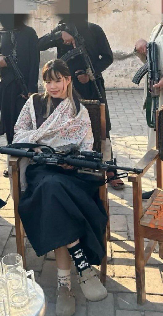 اینجا افغانستان | زنان افغان در خانه زنان چینی با طالبان عکس میگیرند اینجا افغانستان | زنان افغان در خانه زنان چینی با طالبان عکس میگیرند