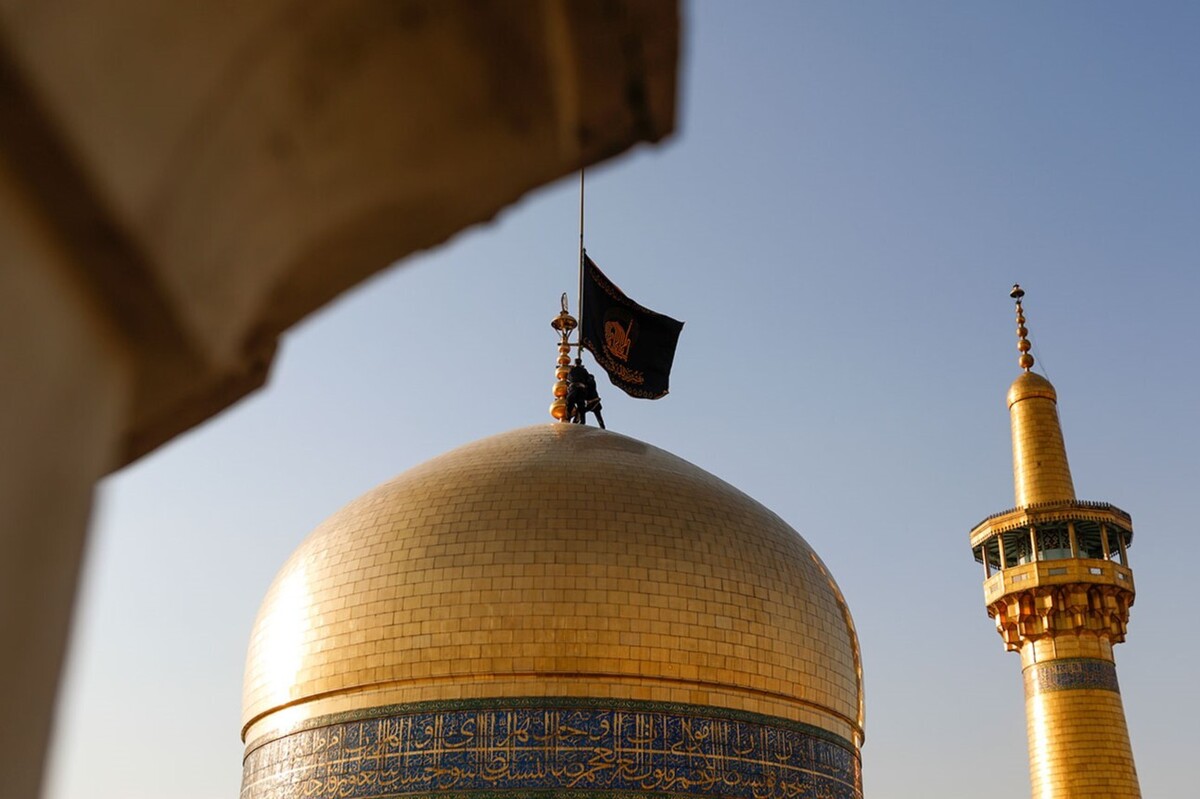 در آستانه وفات حضرت معصومه (سلام الله علیها) روز یکشنبه ۲۲ مهر ۱۴۰۳ پرچم گنبد منور و پوش ضریح مطهر رضوی به رنگ عزا درآمد.