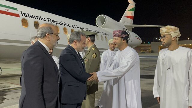 عراقچی پس از بغداد وارد مسقط شد (۲۳ مهر ۱۴۰۳) عراقچی پس از بغداد وارد مسقط شد (۲۳ مهر ۱۴۰۳)