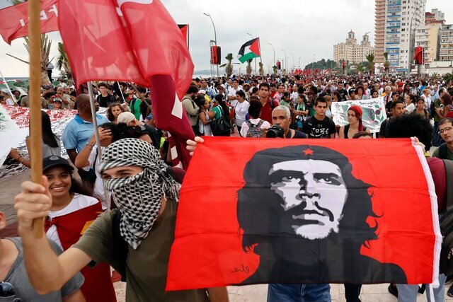 حضور رئیسجمهور کوبا با چفیه در راهپیمایی حمایت از فلسطین حضور رئیسجمهور کوبا با چفیه در راهپیمایی حمایت از فلسطین