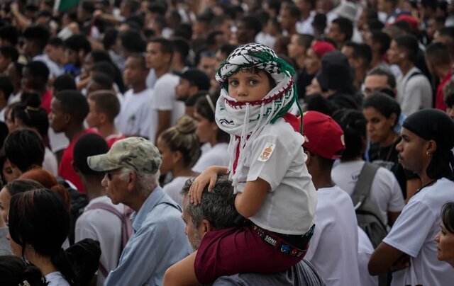 حضور رئیسجمهور کوبا با چفیه در راهپیمایی حمایت از فلسطین حضور رئیسجمهور کوبا با چفیه در راهپیمایی حمایت از فلسطین