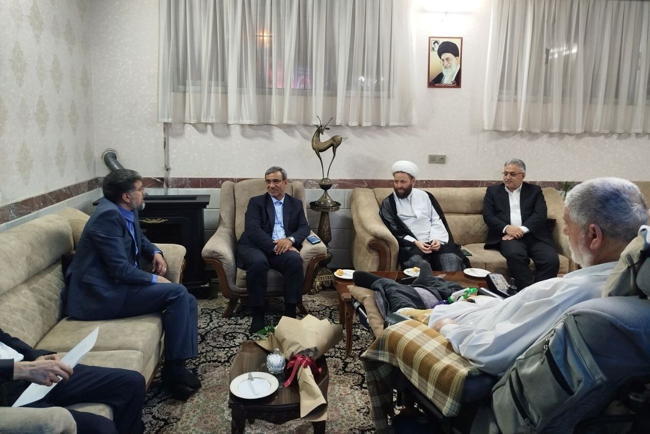 دیدار استاندار خراسان رضوی با خانواده‌های یک شهید و یک جانباز  ۷۰درصد در مشهد