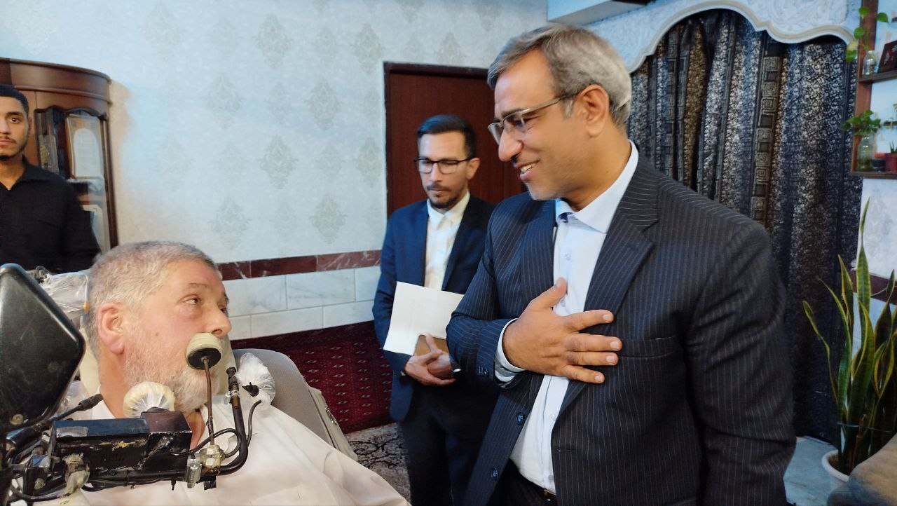 دیدار استاندار خراسان رضوی با خانواده‌های یک شهید و یک جانباز  ۷۰درصد در مشهد