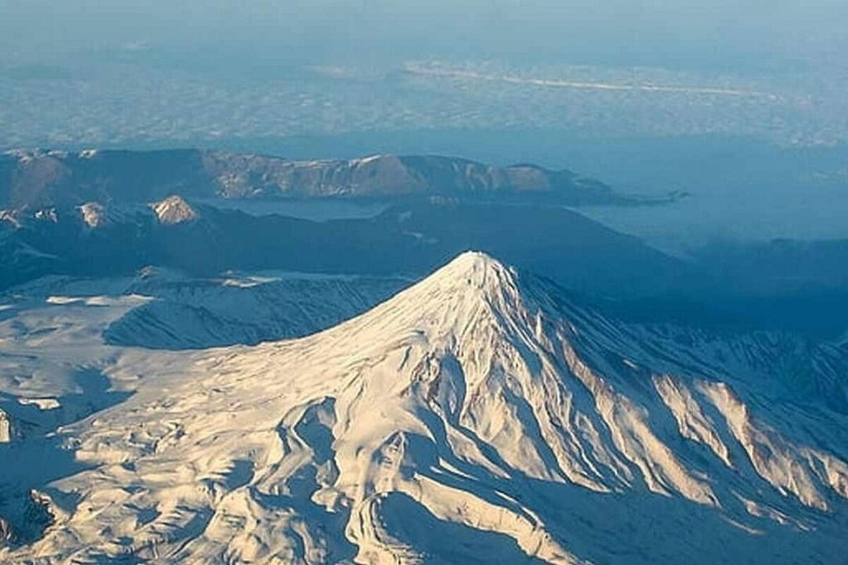 ویدئویی جالب از قله دماوند از نمای بالا را مشاهده می‌کنید.