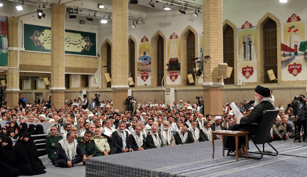 آغاز دیدار پیشکسوتان و فعالان دفاع مقدس و مقاومت با رهبر معظم انقلاب + ویدئو (۴ مهر ۱۴۰۳)