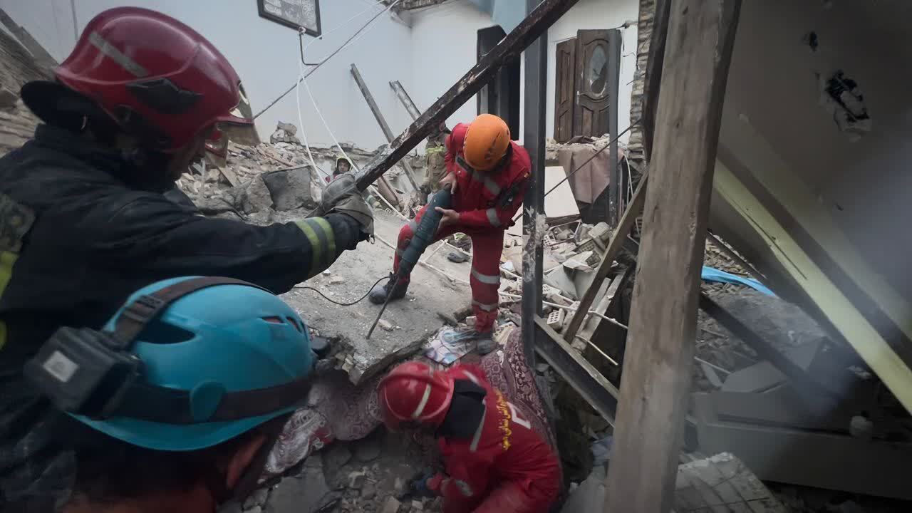 نجات جان یک شهروند از آوار در بلوار توس مشهد + عکس (۶ مهر ۱۴۰۳) نجات جان یک شهروند از آوار در بلوار توس مشهد + عکس (۶ مهر ۱۴۰۳)