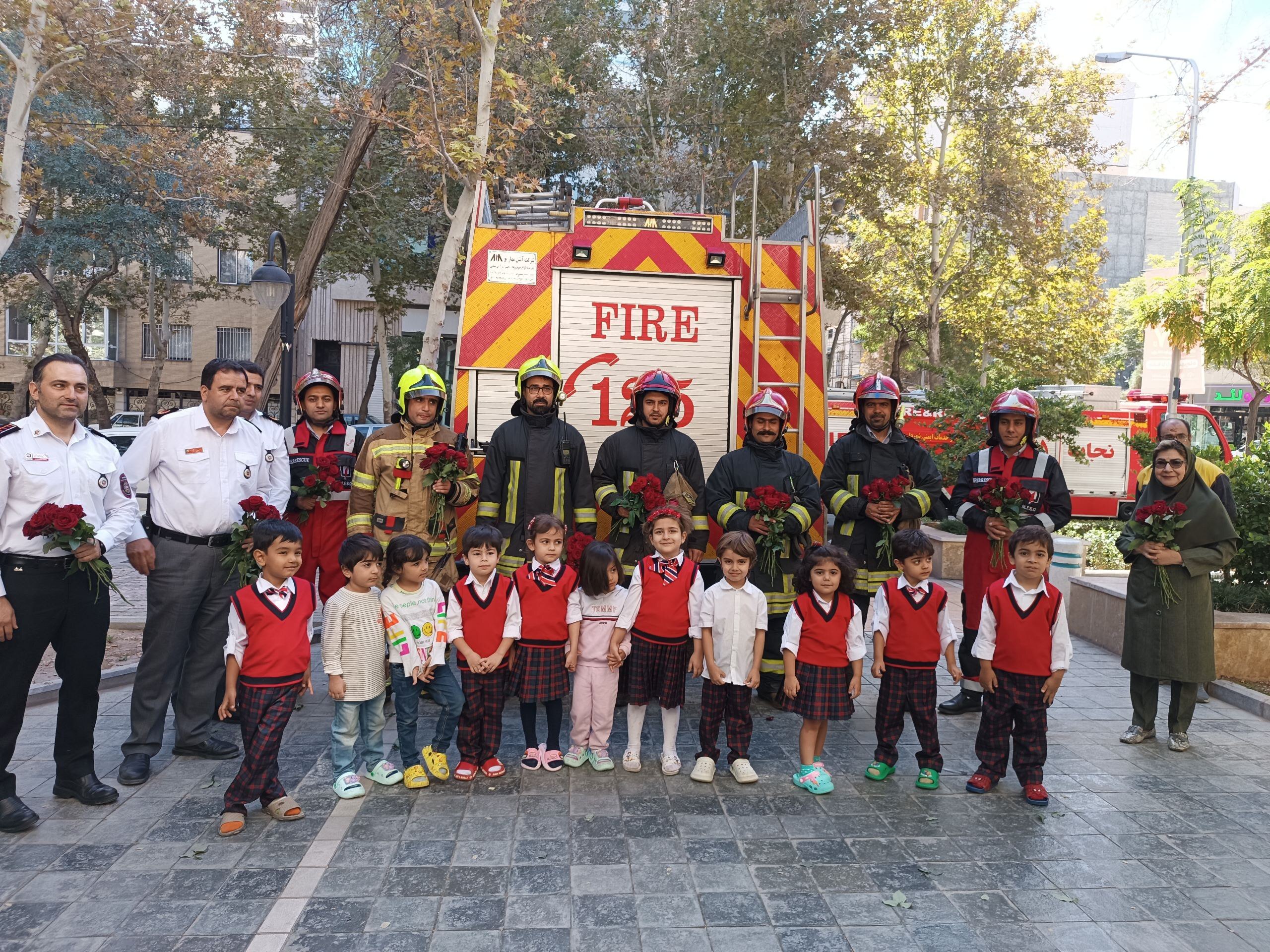 کودکان مشهدی میزبان آتشنشانان شدند + فیلم کودکان مشهدی میزبان آتشنشانان شدند + فیلم