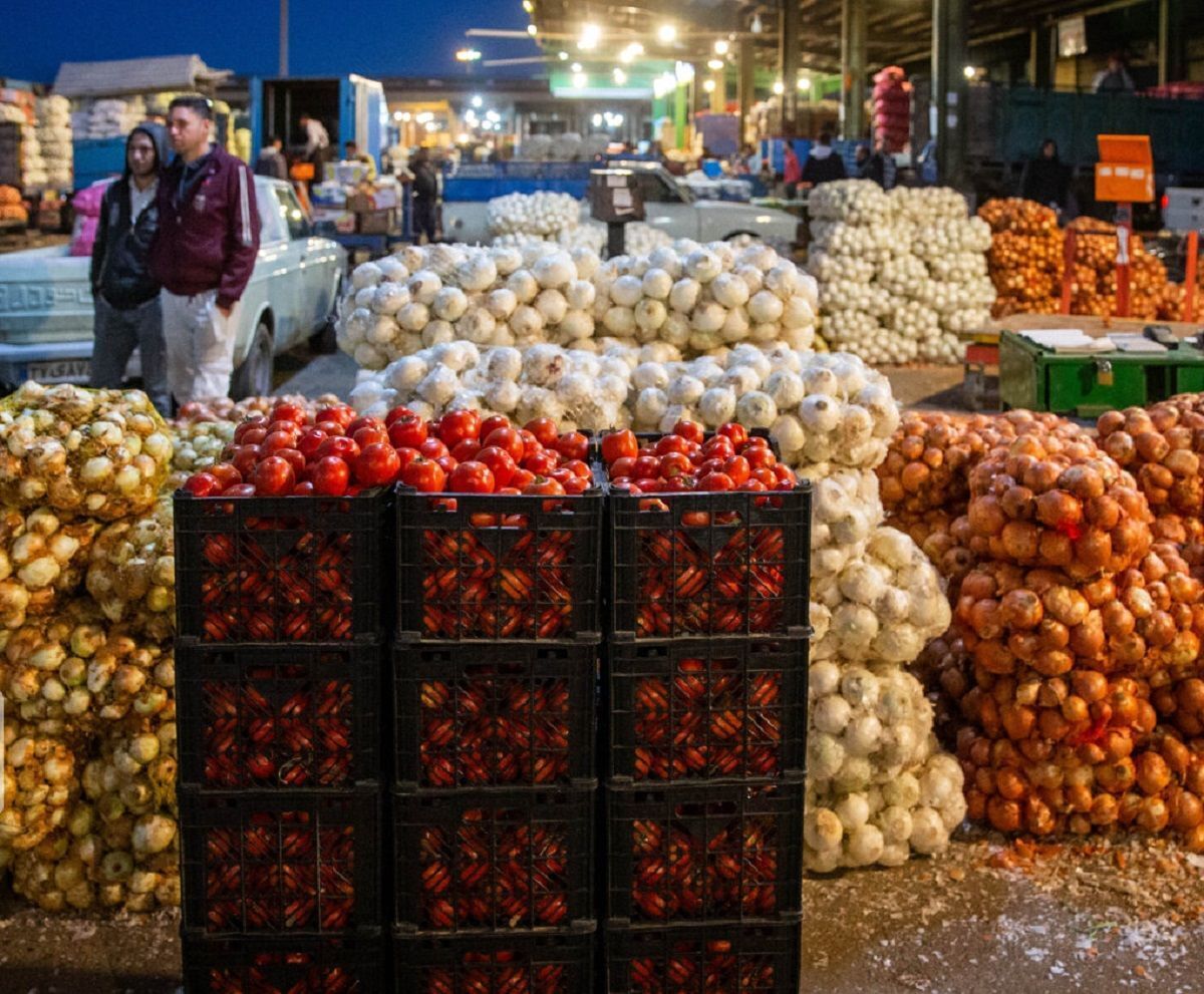 اتحادیه بارفروشان مشهد قیمت انواع میوه و صیفی جات در میادین عرضه میوه و تره بار در شهر مشهد را اعلام کرد.