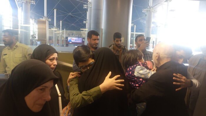 پیکر شهیده «معصومه کرباسی» به همراه خانواده از لبنان وارد ایران شد+ عکس پیکر شهیده «معصومه کرباسی» به همراه خانواده از لبنان وارد ایران شد+ عکس