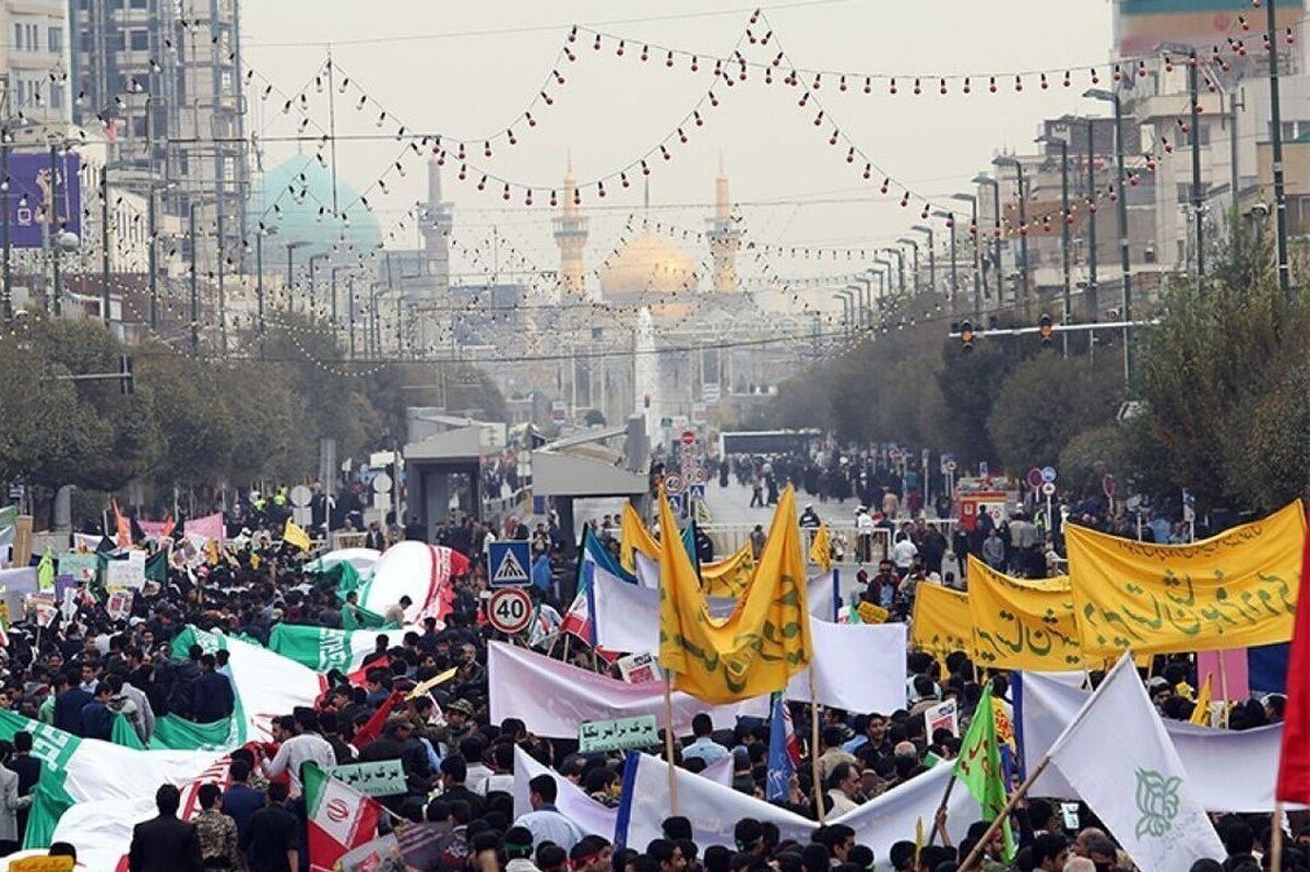 آماده‌سازی خیابان امام رضا(ع) برای راهپیمایی ۱۳ آبان در مشهد