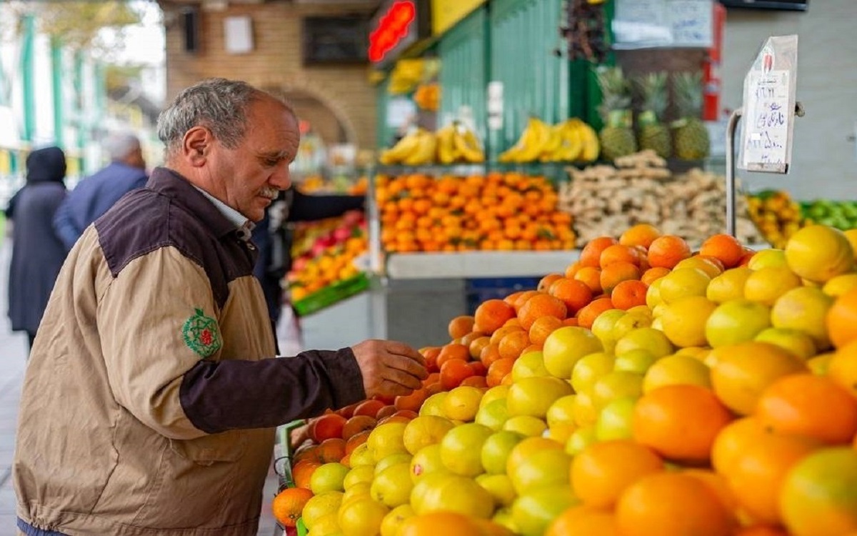 اتحادیه بارفروشان مشهد حداقل قیمت هر کیلو نارنگی در میادین میوه و تره بار مشهد را ۱۵ هزار تومان اعلام کرد.