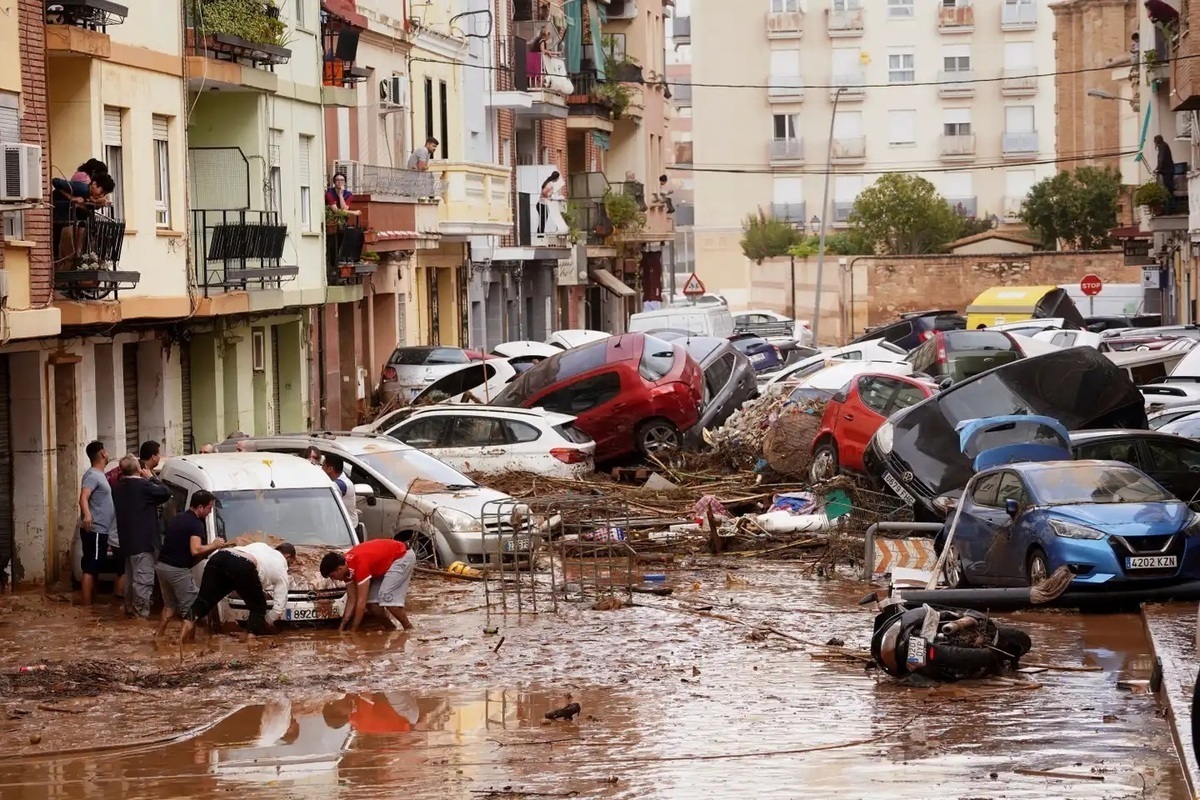 پس از جان باختن دستکم ۲۱۰ نفر در طول یک هفته در مناطق مختلف اسپانیا از جمله والنسیا، سیل و بارندگی‌های شدید به شهر بارسلون رسیده است.