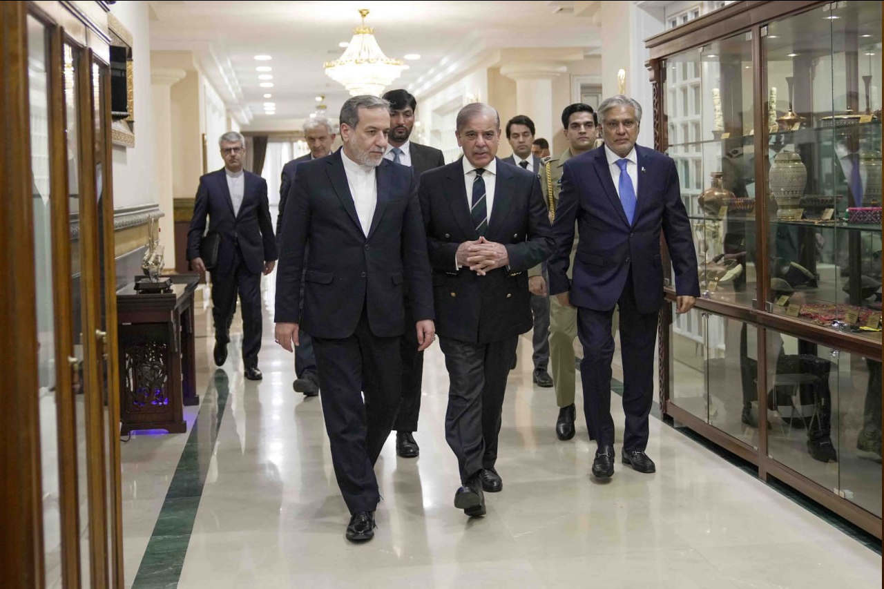 عراقچی با نخست‌وزیر پاکستان دیدار کرد