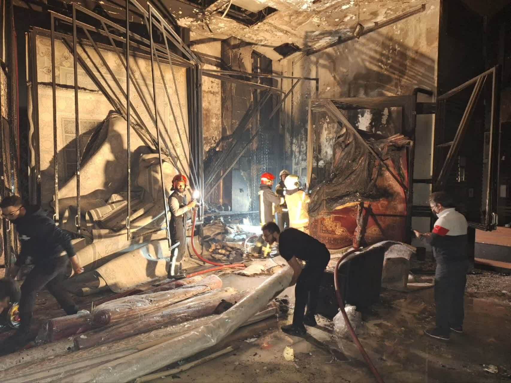 نجات ۲۰ نفر درپی حادثه آتشسوزی یک فرشفروشی در طبقه همکف هتلآپارتمانی در مشهد نجات ۲۰ نفر درپی حادثه آتشسوزی یک فرشفروشی در طبقه همکف هتلآپارتمانی در مشهد