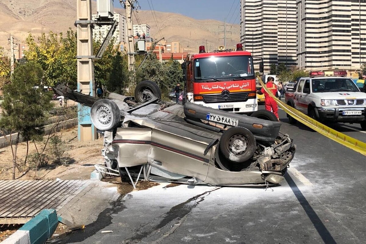 ویدئویی از تصادف در بزرگراه شهید اردستانی که یک دستگاه کامیون انتقال بتن به دلایل نامعلوم با ۱۴ دستگاه خودرو برخورد کرد را مشاهده می‌کنید.