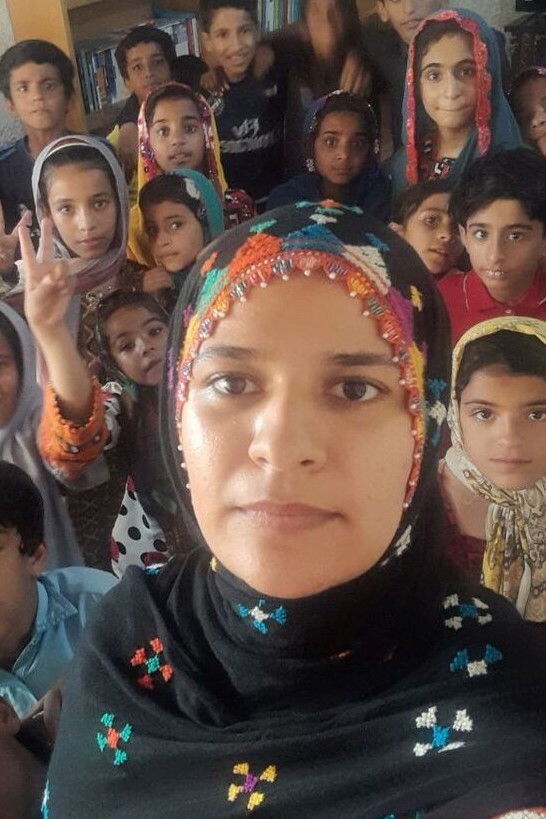 ایجاد کتابخانه ای برای کودکان بلوچ توسط یک دختر دهه هفتادی ایجاد کتابخانه ای برای کودکان بلوچ توسط یک دختر دهه هفتادی