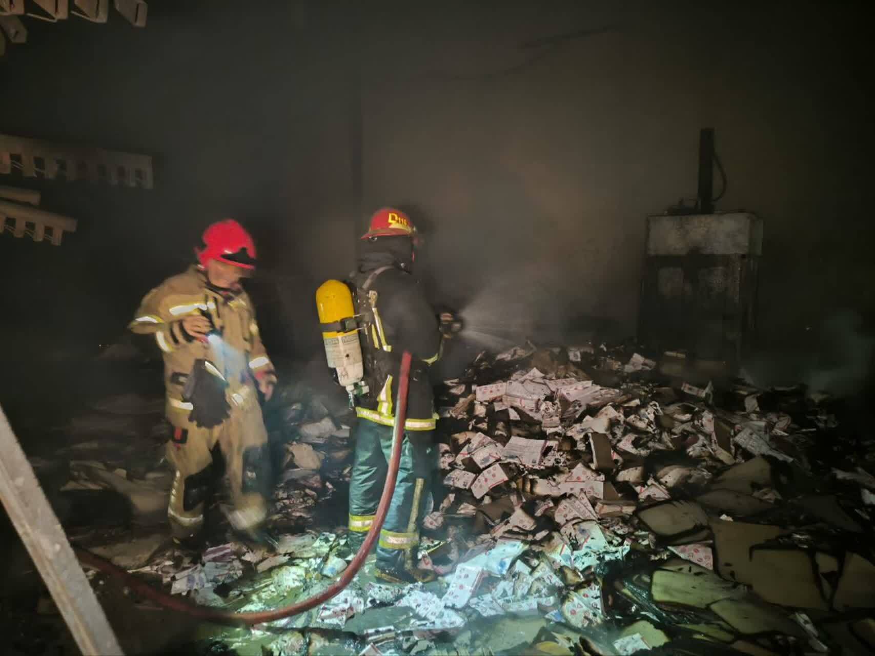 آتش سوزی انبار کاغذ در بخش رضویه آتش سوزی انبار کاغذ در بخش رضویه