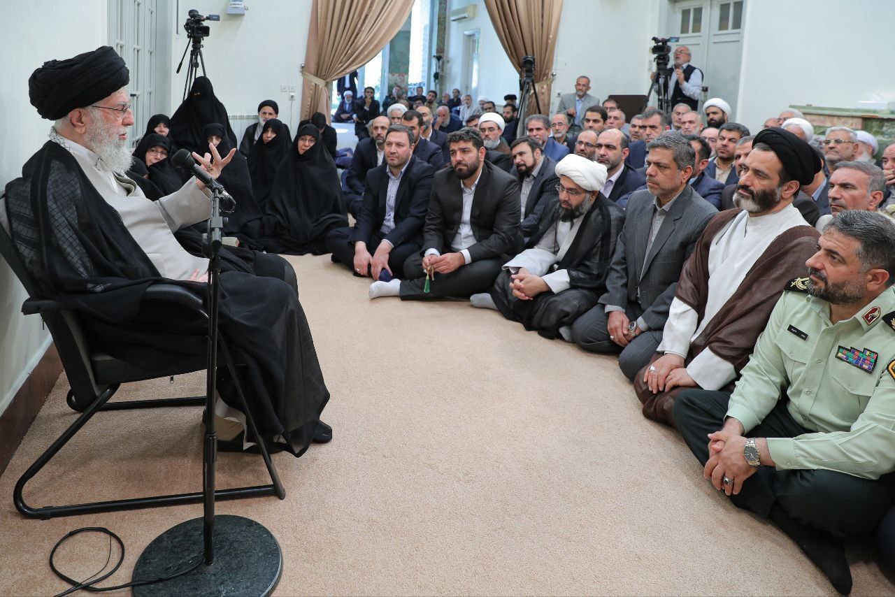 دیدار دست‌اندرکاران کنگره شهدای استان کرمانشاه با رهبر معظم انقلاب | آیت‌الله خامنه‌ای: در کار‌های فرهنگی و هنری، میزان تاثیرگذاری بر جوانان مهم است + فیلم