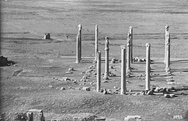 نمایی از تخت جمشید پیش از کاوشهای باستانشناسی، احتمالا در دوره قاجار نمایی از تخت جمشید پیش از کاوشهای باستانشناسی، احتمالا در دوره قاجار