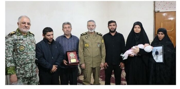 اهدا نشان «فداکاری» به خانواده شهیدان پدافند هوایی از سوی فرمانده کل ارتش اهدا نشان «فداکاری» به خانواده شهیدان پدافند هوایی از سوی فرمانده کل ارتش