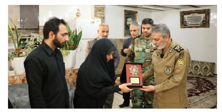 اهدا نشان «فداکاری» به خانواده شهیدان پدافند هوایی از سوی فرمانده کل ارتش اهدا نشان «فداکاری» به خانواده شهیدان پدافند هوایی از سوی فرمانده کل ارتش